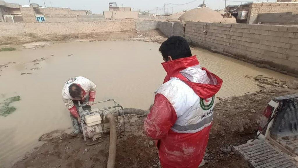 امدادرسانی به آبگرفتگی 4باب منزل مسکونی در روستای قوش خزایی سرخس