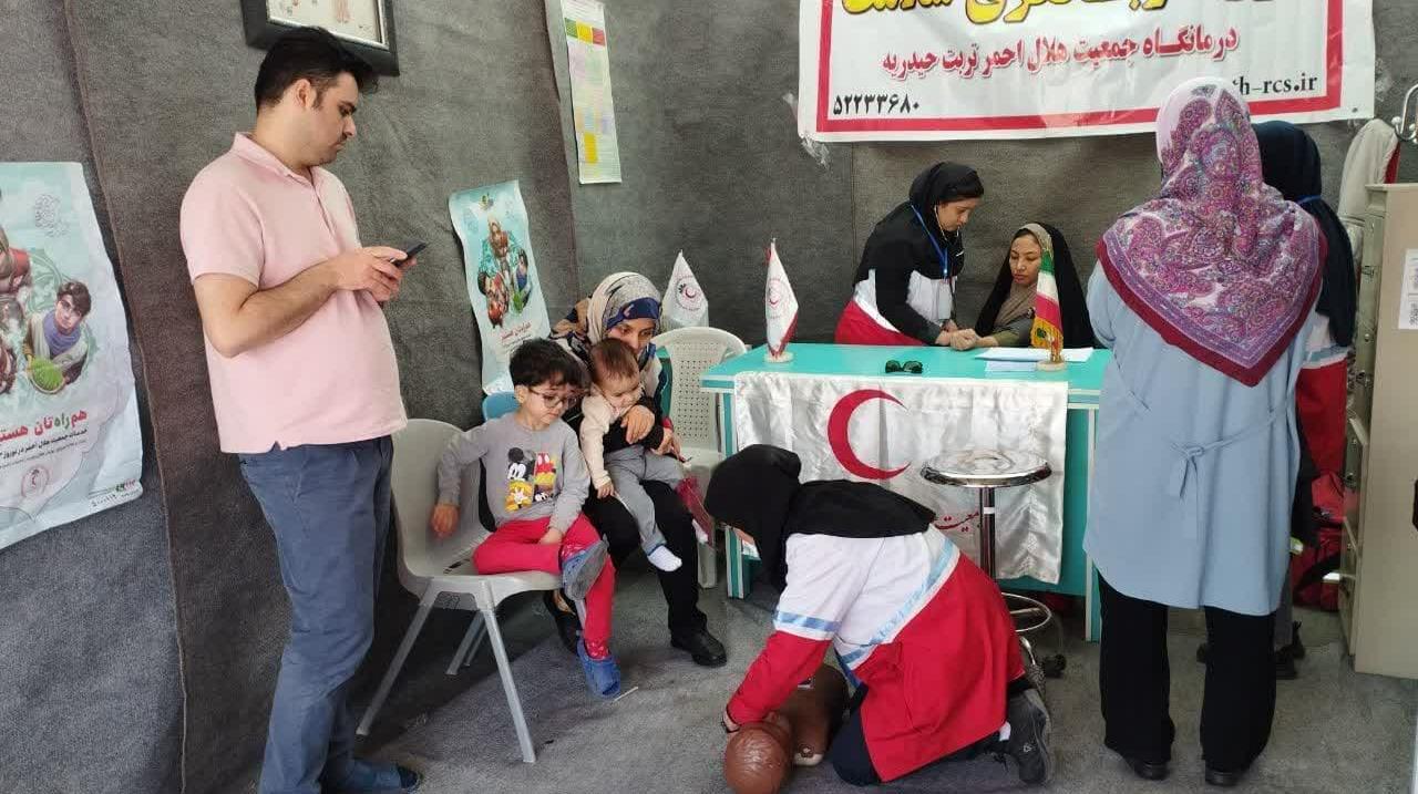 دکتر علیرضا میری معاون آموزش جمعیت هلال احمر خراسان رضوی با اشاره به فعالیت های کمیته آموزش در مدت اجرای طرح افزود: در مجموع 400 نفر روز از پرسنل جمعی