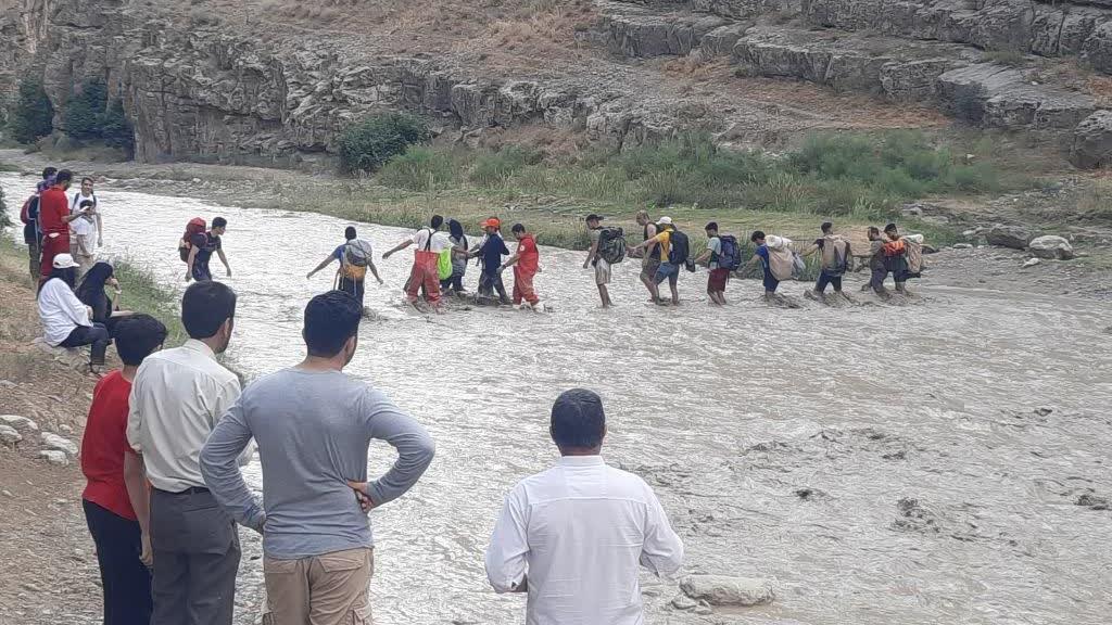 ۸۲ طبیعت‌گرد دره شمخال به دلیل تداوم بارش‌ها در منطقه اسکان اضطراری یافتند